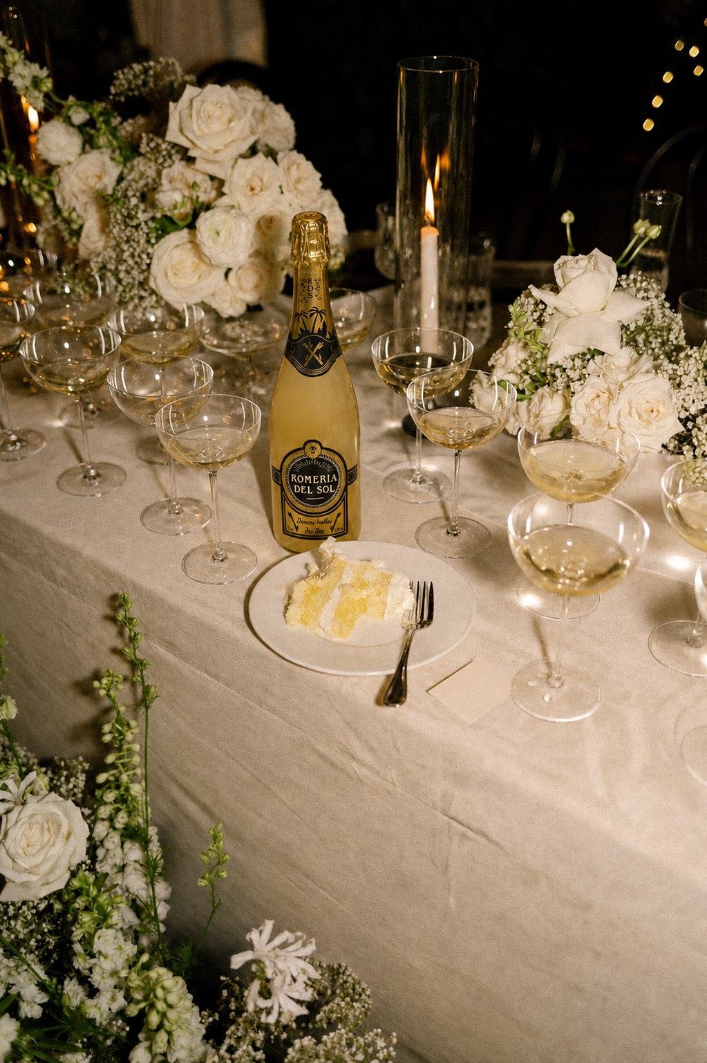 Bouteille Romeria del Sol et coupe à la robe dorée
