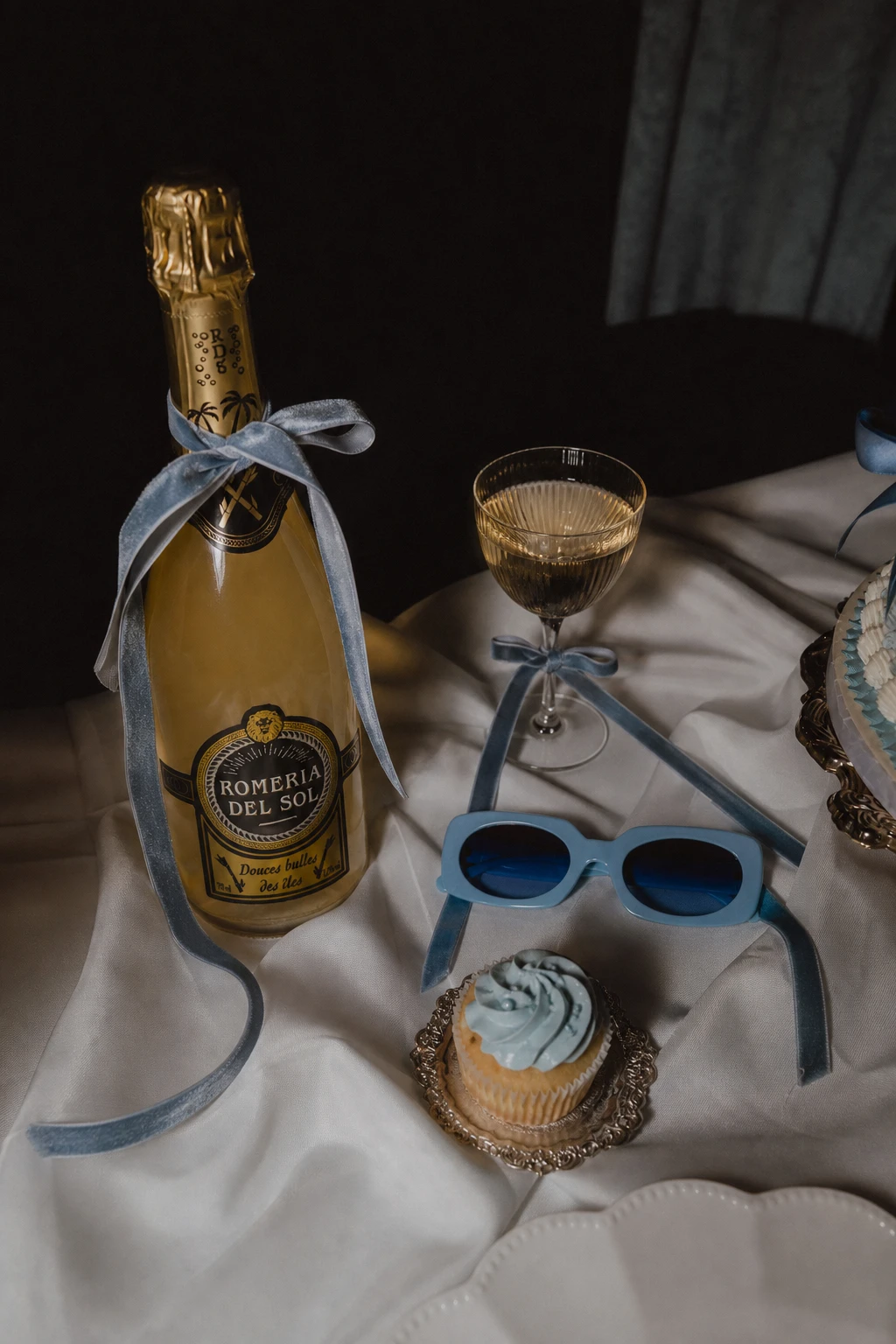 Bouteille Romeria del Sol nouée d'un ruban bleu, entourée d'accessoires pour un EVJF