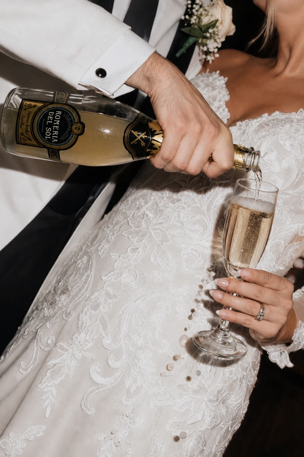 Service de Romeria del Sol versé dans une flûte lors d'un mariage